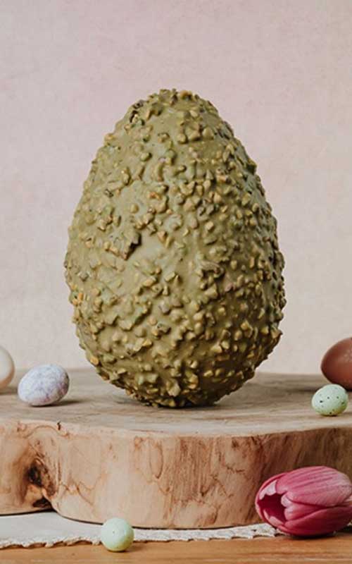 Uovo di Cioccolato al Pistacchio ricoperto di granella di Pistacchio artigianale
